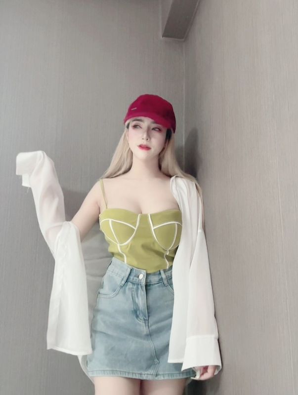 เมก้า พริตตี้โคตรขาว